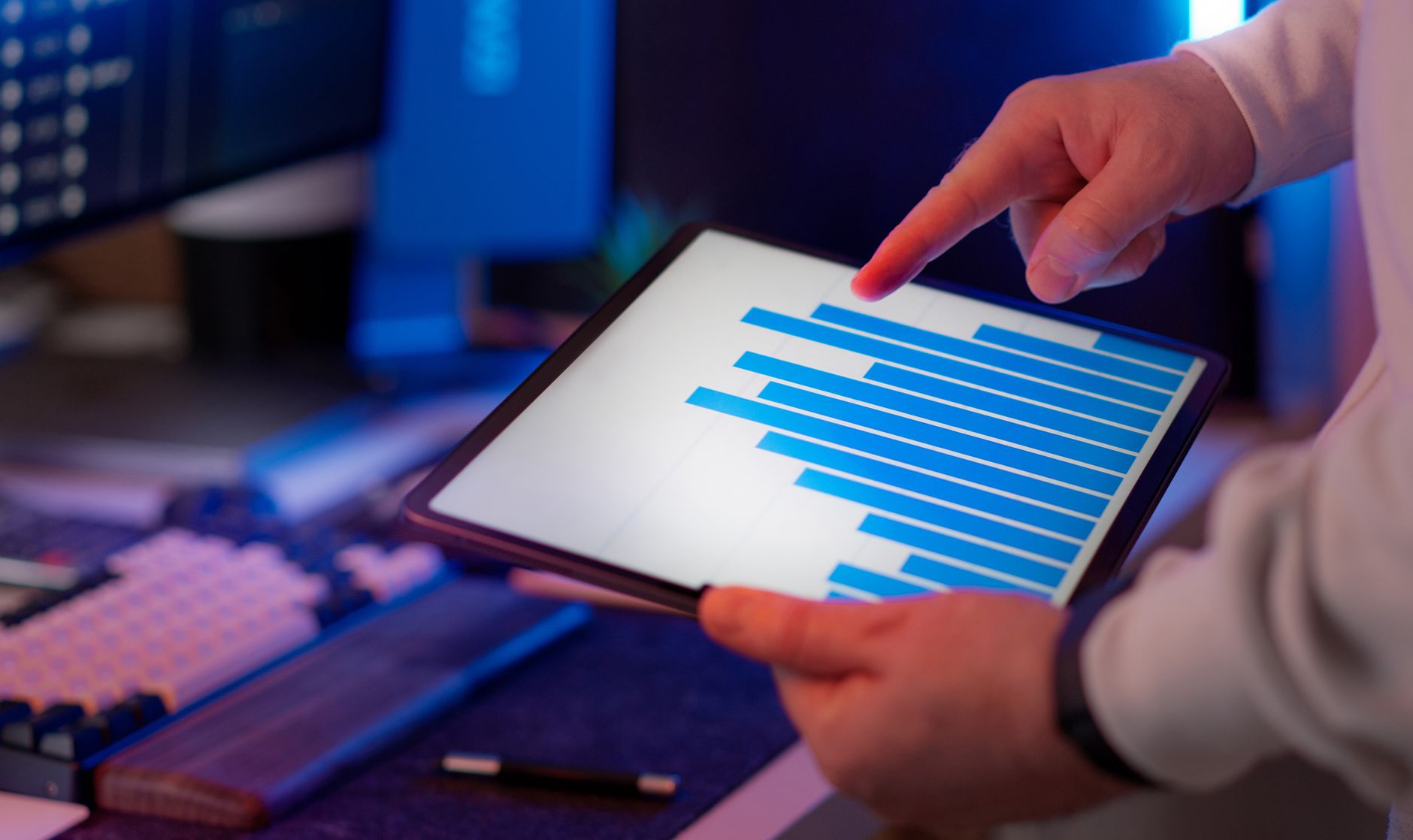 A SaaS analytics dashboard displaying net revenue retention and customer growth trends