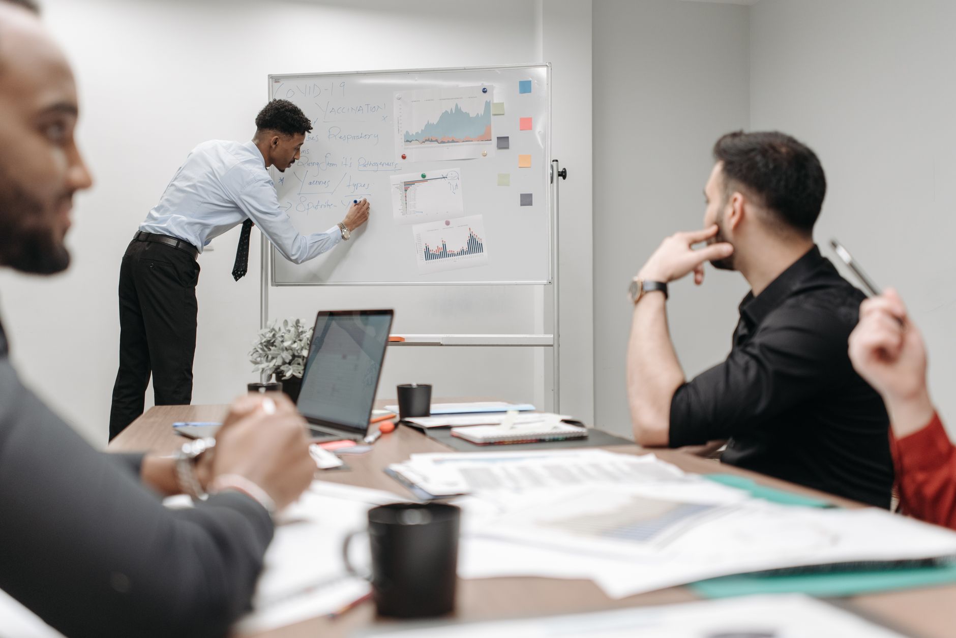 StratApps fractional CCO consulting with a SaaS leadership team on customer success strategy